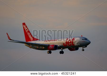 BUDAPEST, Magyarország - május 5: Jet2.com Boeing 737 közeledik a Budapest Liszt Ferenc repülőtér, május 5-én 20