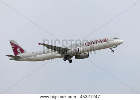 BUDAPEST, Ungheria - 30 aprile: Qatar Airways A321 in partenza dall'aeroporto di Ferenc Liszt di Budapest, aprile