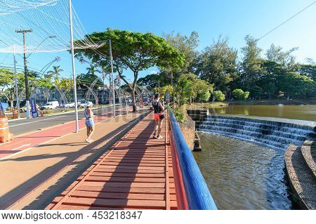 Londrina, Pr, Brazil - December 19, 2021: View Of Higienopolis Avenue And The Cascade Of Rock Of Iga