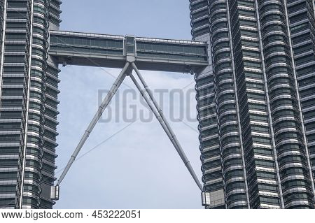 Kuala Lumpur, Malaysia- Apr 17, 2022: Vew Of Skybridge Of Petronas Twin Towers In Kuala Lumpur Malay