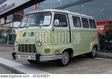 Palma De Mallorca, Spain; April 08 2022: Green Retro Van Of The Renault Commercial Brand, Estafette 