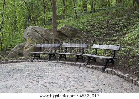 Três bancos vazios em um parque em Uman Sophia