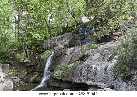 Cachoeira no parque de Sophia em Uman