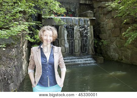 Garota atraente no parque Uman Sophia