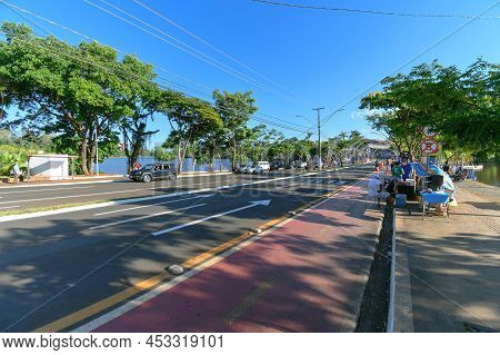 Londrina, Pr, Brazil - December 19, 2021: View Of Avenida Higienopolis Next To Igapo Lake.