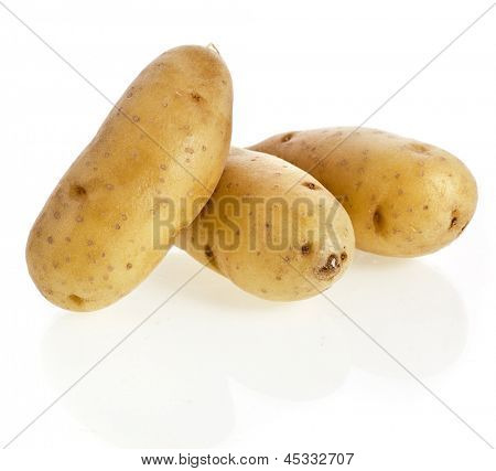 Tas de pommes de terre Ratte isolé sur fond blanc.