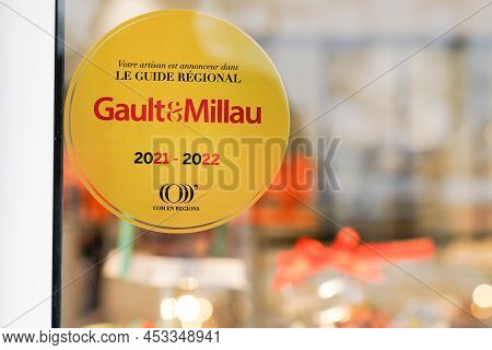 Bordeaux , Aquitaine  France - 04 10 2022 : Gault & Millau Panel Badge 2022 Logo Brand And Text Sign