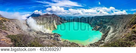 Crater Volcano Ijen, Java