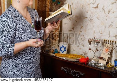 A Jewish Woman In A Kisuy Rosh Headdress Makes A Vdala For Wine With A Siddur In Her Hand. Horizonta