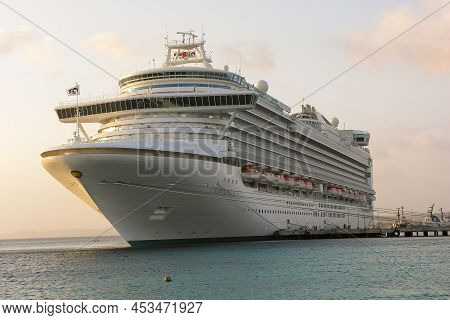 Kralendijk, Bonaire : March 14, 2007 : Cruise Ship Docked In Port Of Kralendijk
