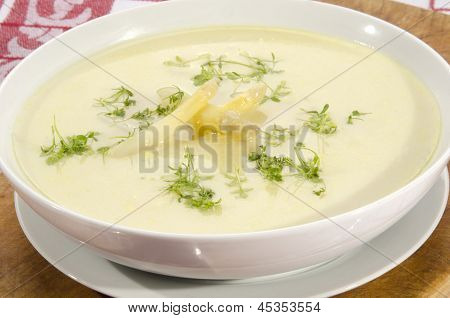 Spargel Creme Suppe In einer weißen Schüssel