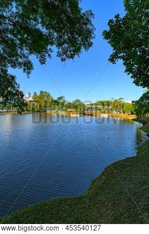 View Of The Shore Of Igapo Lake, Londrina - Pr, Brazil. Beautiful City Lake, With Trees Around On A 