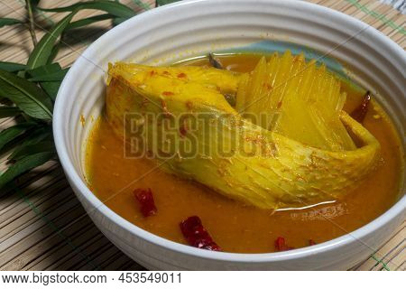 Southern Thai Gaeng Som - Red Tilapia Fish Soup With Papaya