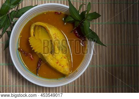 Southern Thai Gaeng Som - Red Tilapia Fish Soup With Papaya
