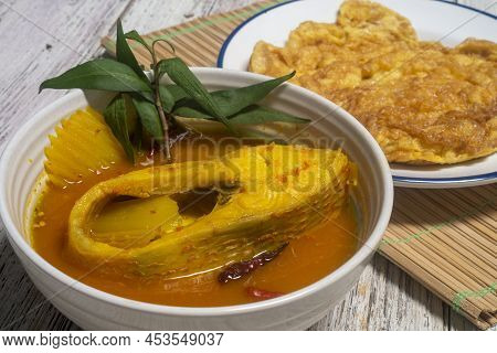 Southern Thai Gaeng Som - Red Tilapia Fish Soup With Papaya