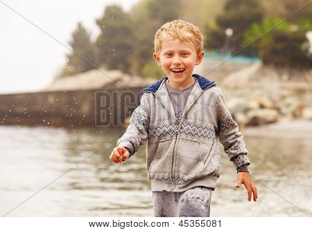 Süß lächelnden jungen führen im Wassertropfen