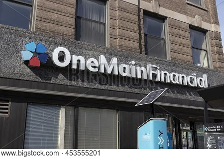 Chicago - Circa April 2022: Onemain Financial Bank Branch. Onemain Financial Has 1,400 Locations Acr