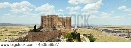 Drone Point Panorama View Castle Of La Muela In Consuegra Historic Town During Sunny Cloudy Day. Pro