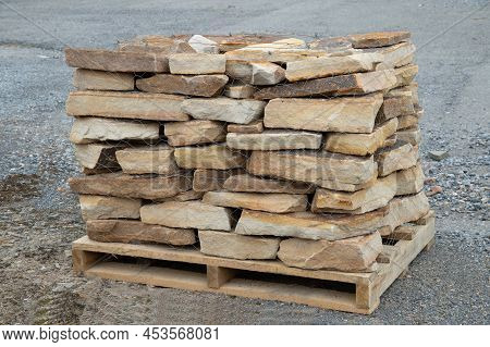 Pallet With Decorative Stones Material Atac Natural