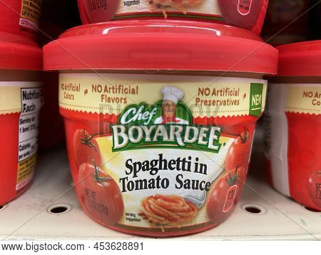 Augusta, Ga Usa - 04 27 22: Chef Boyardee Cups Ona Retail Shelf Single Cup