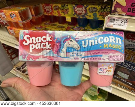 Augusta, Ga Usa - 04 15 22: Hunts Snack Packs Unicorn On A Retail Shelf