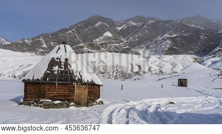 The Old Wooden Hexagonal Altai House - Ail In A Snow-covered Valley. Icicles Hang From The Conical R
