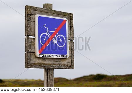 Bicycle Cyclistes Pied A Terre French Text Means Cyclists On The Ground Panel Sign Road