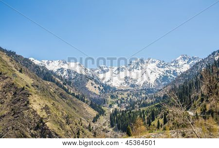 Panorama di natura verde delle montagne, neve e cielo blu In Chimbulak Almaty, Kazakistan