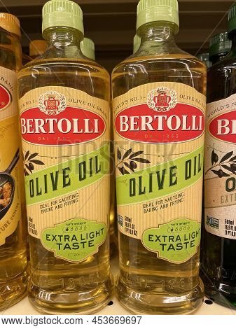 Grovetown, Ga Usa - 12 15 21: Olive Oil On A Retail Store Shelf Bertolli