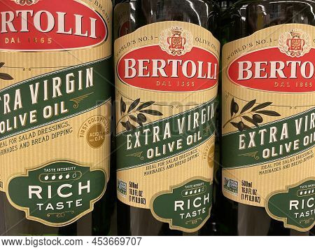 Grovetown, Ga Usa - 12 15 21: Olive Oil On A Retail Store Shelf Bertolli Rich Taste