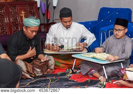 Labuan,malaysia-apr 28,2022:muslim People Reciting Al Quran During The Holy Ramadan Kareem Feasting 
