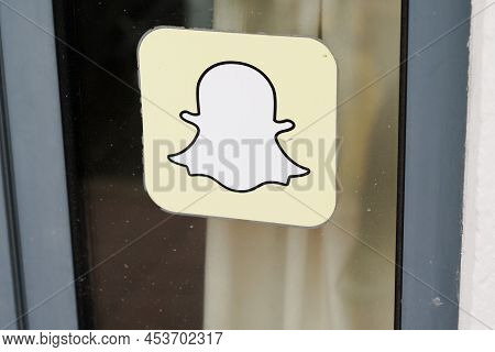 Bordeaux , Aquitaine  France - 04 24 2022 : Snapchat Application Logo Brand And Text Sign On Store W