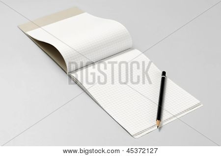 Matita e taccuino vuoto