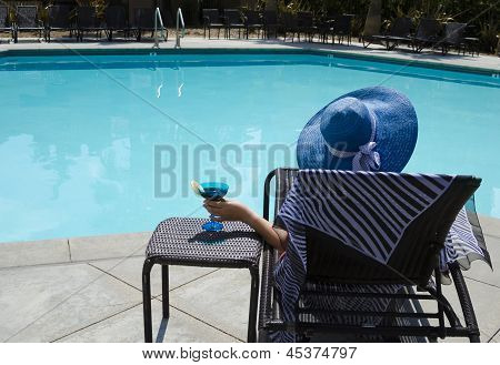Menina com Coctail bebida junto à piscina