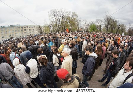 Moskva - 6. května: Účastníci protestní projev nesouhlasu, Bolotné náměstí v Moskvě