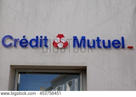 Bordeaux , Aquitaine  France - 04 24 2022 : Credit Mutuel Sign Text Bank Office Agency Facade Logo B