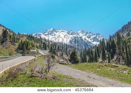 Panorama di natura verde delle montagne, neve e cielo blu In Chimbulak Almaty, Kazakistan