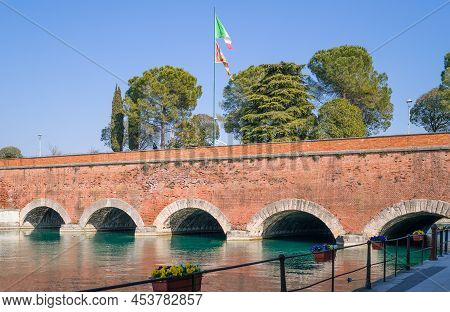 Italy, Peschiera Del Garda, The Ancient Voltoni Bridge On The Inner Canal (canalr Di Mezzo)