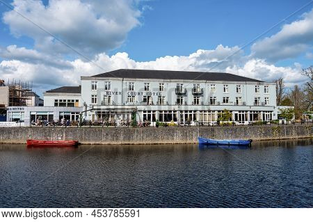 Kilkenny, Ireland- April 20, 2022: The River Court Hotel On The River Nore In Kilkenny  Ireland.