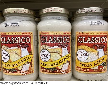 Grovetown, Ga Usa - 04 30 22: Retail Store Spaghetti Sauce Classico Creamy Alfredo Front View