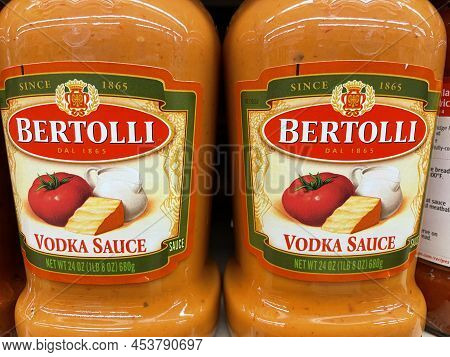 Grovetown, Ga Usa - 04 30 22: Retail Store Spaghetti Sauce Bertolli Vodka Sauce