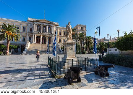 Syros, Greece - Juli 1, 2021: Andreas Miaoulis Statue At The Miaouli Square At The Island Of Syros. 