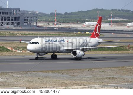 Istanbul, Turkey - October 05, 2021: Turkish Airlines Airbus A321-231 (cn 5388) Landing To Istanbul 