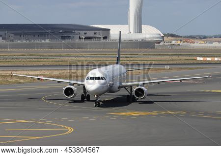 Istanbul, Turkey - October 05, 2021: Turkish Airlines Airbus A321-231 (cn 2823) Landing To Istanbul 