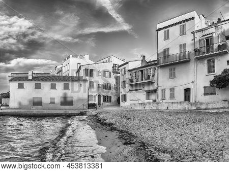 The Scenic La Ponche Beach In Central Saint-tropez, Cote D'azur, France. The Town Is A Worldwide Fam