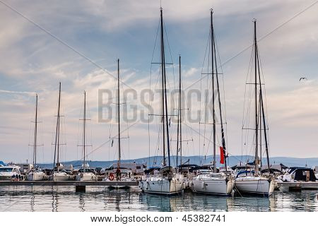 Nautiska Yachts i marinan i Baska Voda, Dalmatien, Kroatien