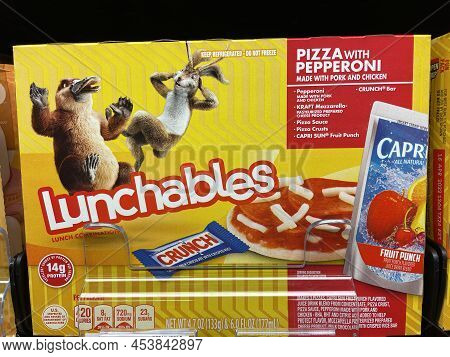 Grovetown, Ga Usa - 03 05 22: Retail Store Interior Lunchables
