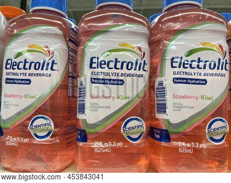 Grovetown, Ga Usa - 03 05 22: Retail Store Sports Drinks Electrolit Stawberry Kiwi