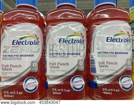 Grovetown, Ga Usa - 03 05 22: Retail Store Sports Drinks Electrolit Fruit Punch Splash