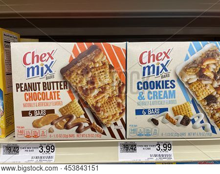 Grovetown, Ga Usa - 03 05 22: Retail Store Chex Mix Breakfast Bars And Price Tags